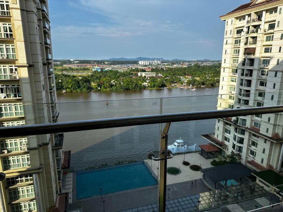 A.R Homestay Riverine Condominium Kuching Esterno foto